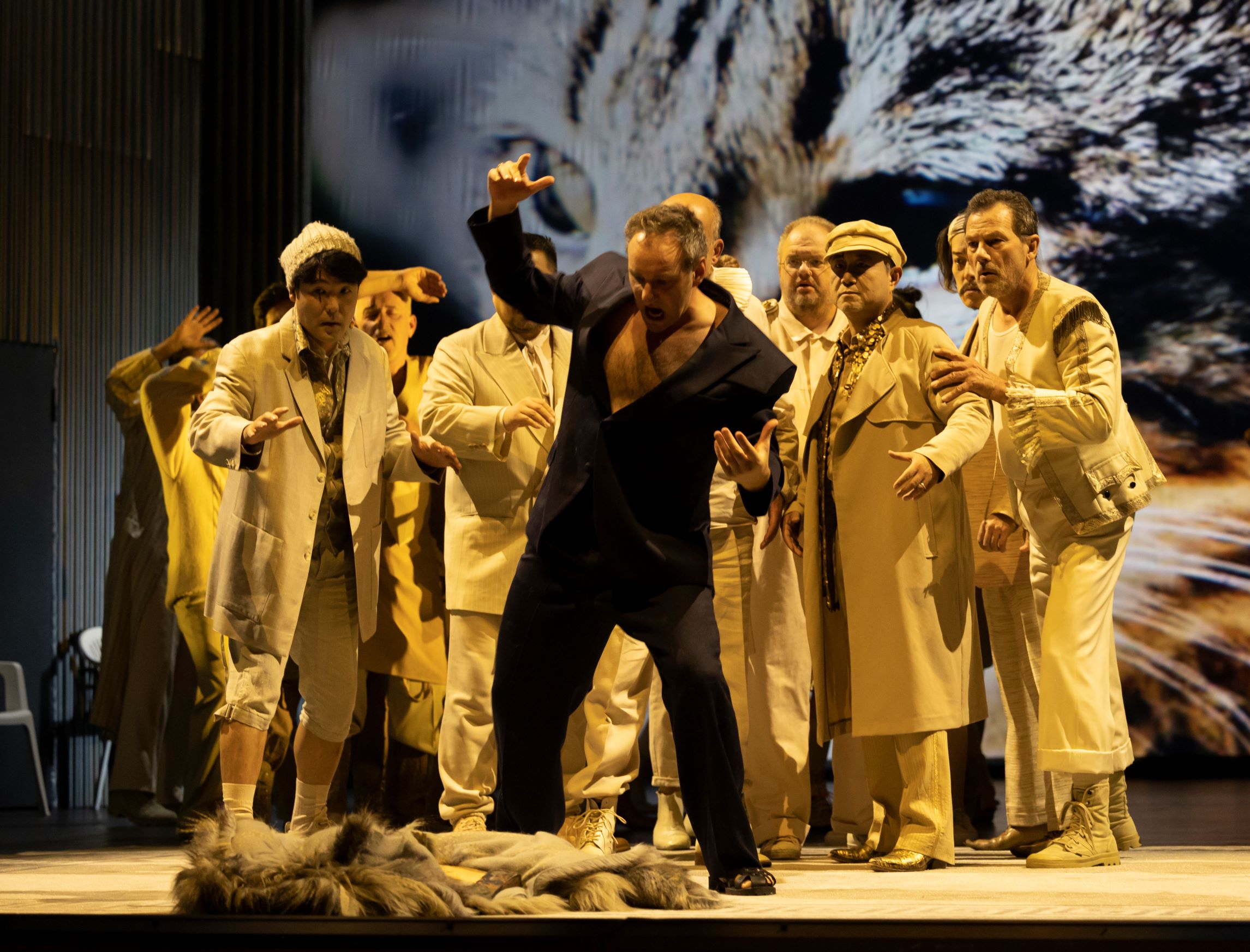 Brad Cooper und Ensemble. Bild von Martina Pipprich